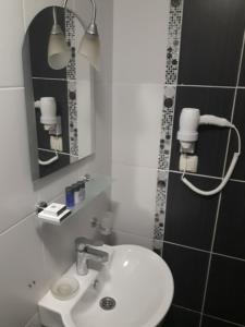 bagno con lavandino bianco e specchio di Mia Butik Hotel Bodrum a Bodrum City