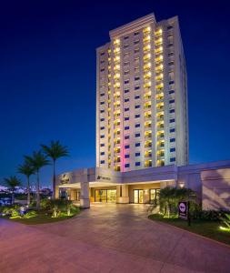 阿拉拉誇拉的住宿－Hotel Araucaria Flat，一座在晚上有灯的大建筑