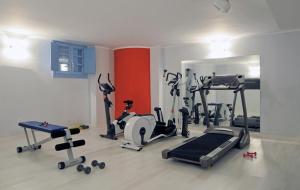 un gimnasio con varios equipos de ejercicio en una habitación en Kythira Golden Resort, en Diakofti