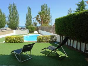 2 sedie e una piscina in un cortile di Holiday Home Mar by Interhome a L'Ampolla