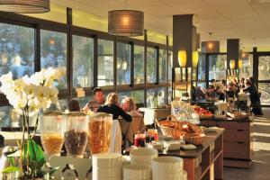 eine Gruppe von Personen, die in einem Restaurant sitzen in der Unterkunft VTF L'Ouka in Pra-Loup