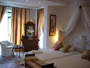 Un dormitorio con una cama, una silla y una mesa. en Villa La Valiana - Full Estate in Montepulciano - HEATED POOL, en Valiano 92 fotos más