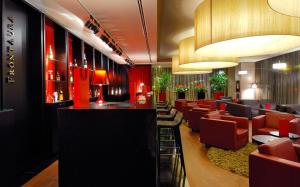 un restaurant avec des chaises rouges et un bar dans l'établissement Vincci Frontaura, à Valladolid