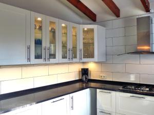 una cocina con armarios blancos y electrodomésticos blancos en Holiday Home Villa Avalon by Interhome, en Calpe