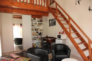 - un salon avec un escalier, une table et des chaises dans l'établissement ENTRE AVIGNON et PONT DU GARD, à Rochefort-du-Gard