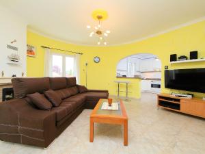 Televízia a/alebo spoločenská miestnosť v ubytovaní Holiday Home Tossal Gros by Interhome + 14 fotografií
