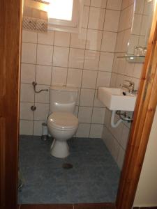 a bathroom with a toilet and a sink at Maistralis House in Agios Gordios