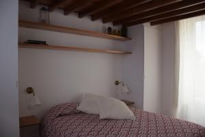 ein Schlafzimmer mit einem Bett und einem Kissen darauf in der Unterkunft Canário do Mar - Rural Tourism in Angra do Heroísmo