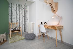 ein Heimbüro mit einem Schreibtisch und einem Stuhl in der Unterkunft Hôtel Mademoiselle in Juan-les-Pins