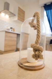 une corde dans un bocal de verre sur une table dans l'établissement Studio "L'OCEANE", à Lorient