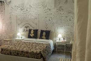 A bed or beds in a room at Locanda Jole Alloggio