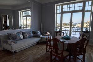 una sala de estar con un sofá y una mesa en Ratusha Apartments, en Leópolis