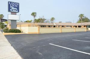 un aparcamiento frente a una posada de hotel en The Lion Inn - Saint Augustine, en St. Augustine