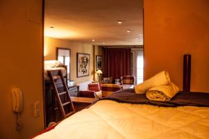 シエラネバダにあるIMEDA apartamento ATLAS Sierra Nevadaのベッドルーム(ベッド1台、鏡付)