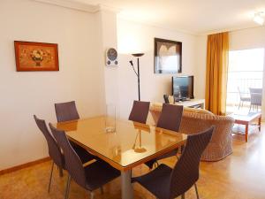 comedor con mesa de cristal y sillas en Apartment Altea Dorada by Interhome, en Altea la Vieja