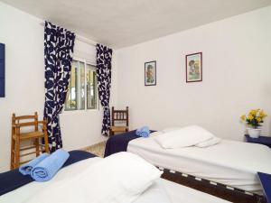 um quarto com duas camas e uma janela em Holiday Home La Caissa by Interhome em Benitachell