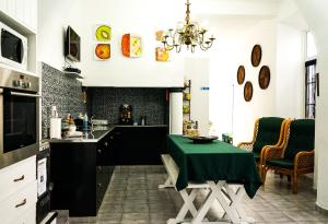 Kuchyň nebo kuchyňský kout v ubytování Azores Dream Hostel