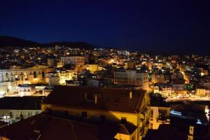 Nespecifikovaný výhled na destinaci Kavala nebo výhled na město při pohledu z apartmánu