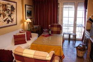 a hotel room with a bed and a table and chairs at IMEDA apartamento ATLAS Sierra Nevada in Sierra Nevada