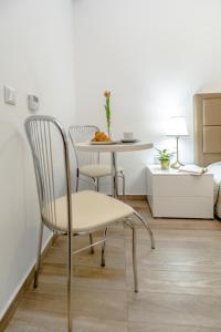 - une salle à manger avec une table et deux chaises dans l'établissement ConceptHT Regim Hotelier, à Iaşi