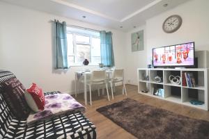 ロンドンにあるMordern/Luxary 2 BED Flat Near Central Londonのリビングルーム(ソファ、テーブル付)