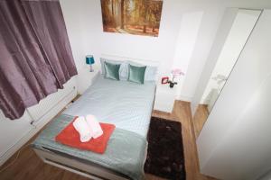 Кровать или кровати в номере Mordern/Luxary 2 BED Flat Near Central London