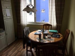 einen Esstisch mit Stühlen und ein Fenster in der Unterkunft Private rooms IN WIEN in Wien + 7 Fotos
