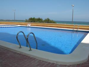 una gran piscina con dos barras de metal. en Playa Principe - 6507, en La Manga del Mar Menor
