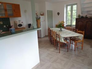 cocina y comedor con mesa y sillas en Maison Majorelle en Moussoulens