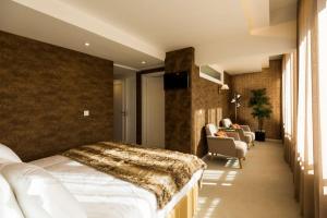 リスボンにあるOlá Lisbon - Luxury Graça Iのベッドルーム1室(ベッド1台、ソファ、椅子付)