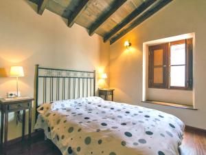 ein Schlafzimmer mit einem großen Bett und einem Fenster in der Unterkunft Holiday Home Domi by Interhome in Zamorano