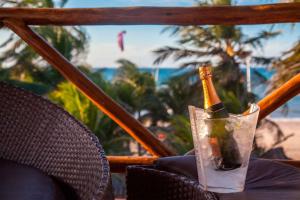 eine Flasche Champagner in einem Glas auf dem Tisch in der Unterkunft Duro Beach Hotel in Cumbuco