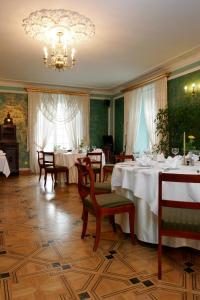Un restaurante o sitio para comer en Dwór Anna