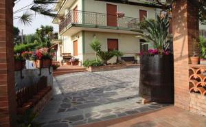 a house with a courtyard with plants and flowers at B&B La Porta Del Cilento in Capaccio-Paestum