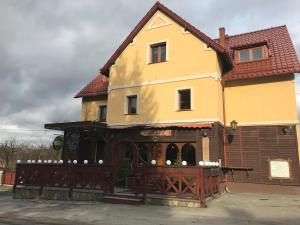 KaczorówにあるPodgórzankaの木塀の家