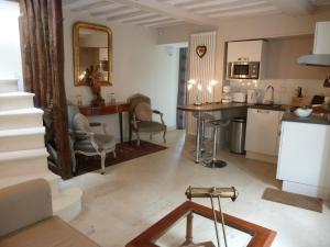 cocina y sala de estar con mesa y sillas en La Berlue Bayeux, en Saint-Vigor-le-Grand