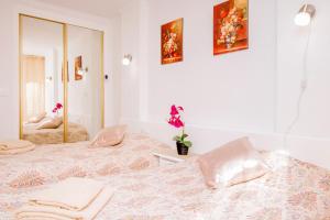 トレビエハにあるEspanatour Paraisoのベッドルーム1室(ベッド2台、鏡付)