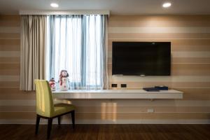 A television and/or entertainment centre at Wemeet Hotel