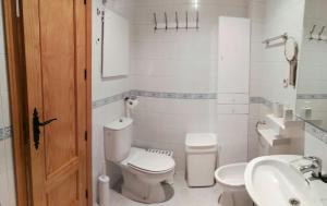 シエラネバダにあるMaribel Skiのトイレと洗面台を備えた白いバスルーム +15枚の写真