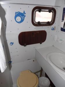 ein Bad mit einem WC und einem Waschbecken in der Unterkunft Conero Boat&breakfast in Ancona