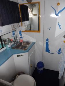 un piccolo bagno con lavandino e specchio di Conero Boat&breakfast ad Ancona