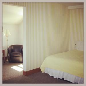 Tempat tidur dalam kamar di The Chatham Motel