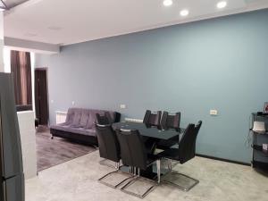 una sala conferenze con tavolo, sedie e divano di Apartment in Snow Plaza 49 a Bakuriani