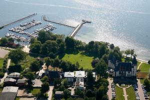 een luchtzicht op een haven met jachthaven bij Seeresidenz Klink in Klink