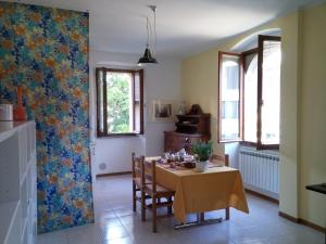 - une cuisine et une salle à manger avec une table et des chaises dans l'établissement Il risveglio sul Giano, à Fabriano