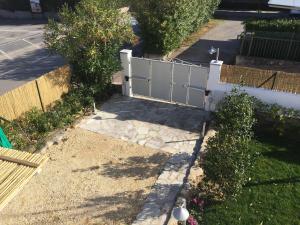 a garden with a fence and some bushes at Villetta Marina in Marciana Marina