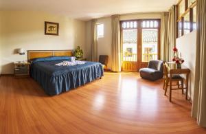 - une chambre avec un lit et une chaise dans l'établissement Hotel Continental (Cajamarca), à Cajamarca
