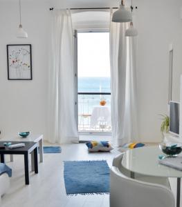 Vlatkovićeva Apartments في سينج: غرفة معيشة بيضاء مطلة على المحيط