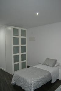 מיטה או מיטות בחדר ב-Room Gran Vía Apartments