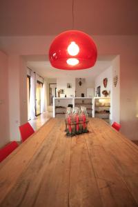 a red light over a wooden table with drinks on it at Daniela in Sant Francesc Xavier